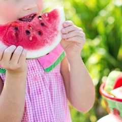 6 maneiras fáceis de fazer com que seus filhos comam mais comidas alcalinas
